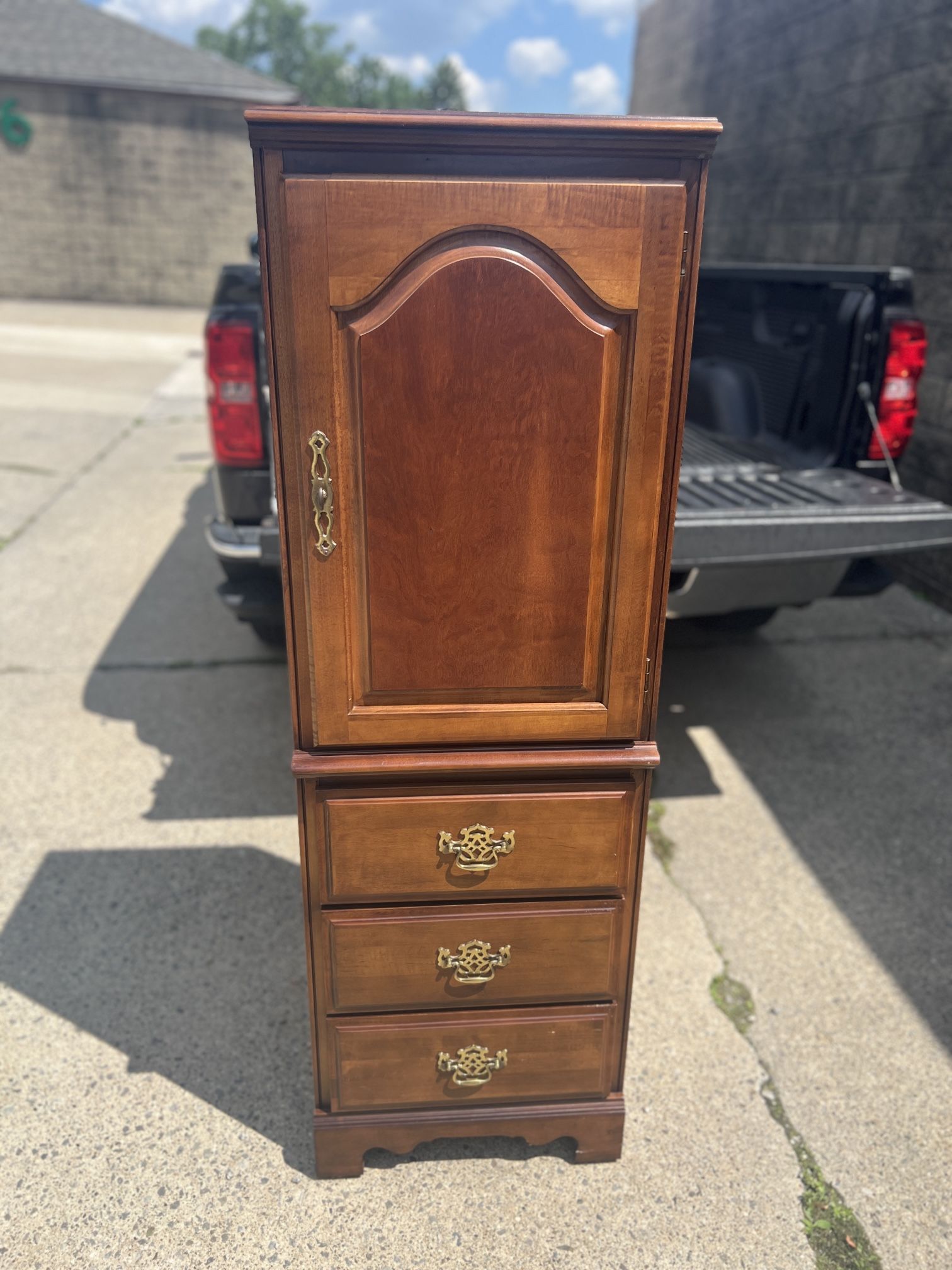 Stanley lingerie cabinet