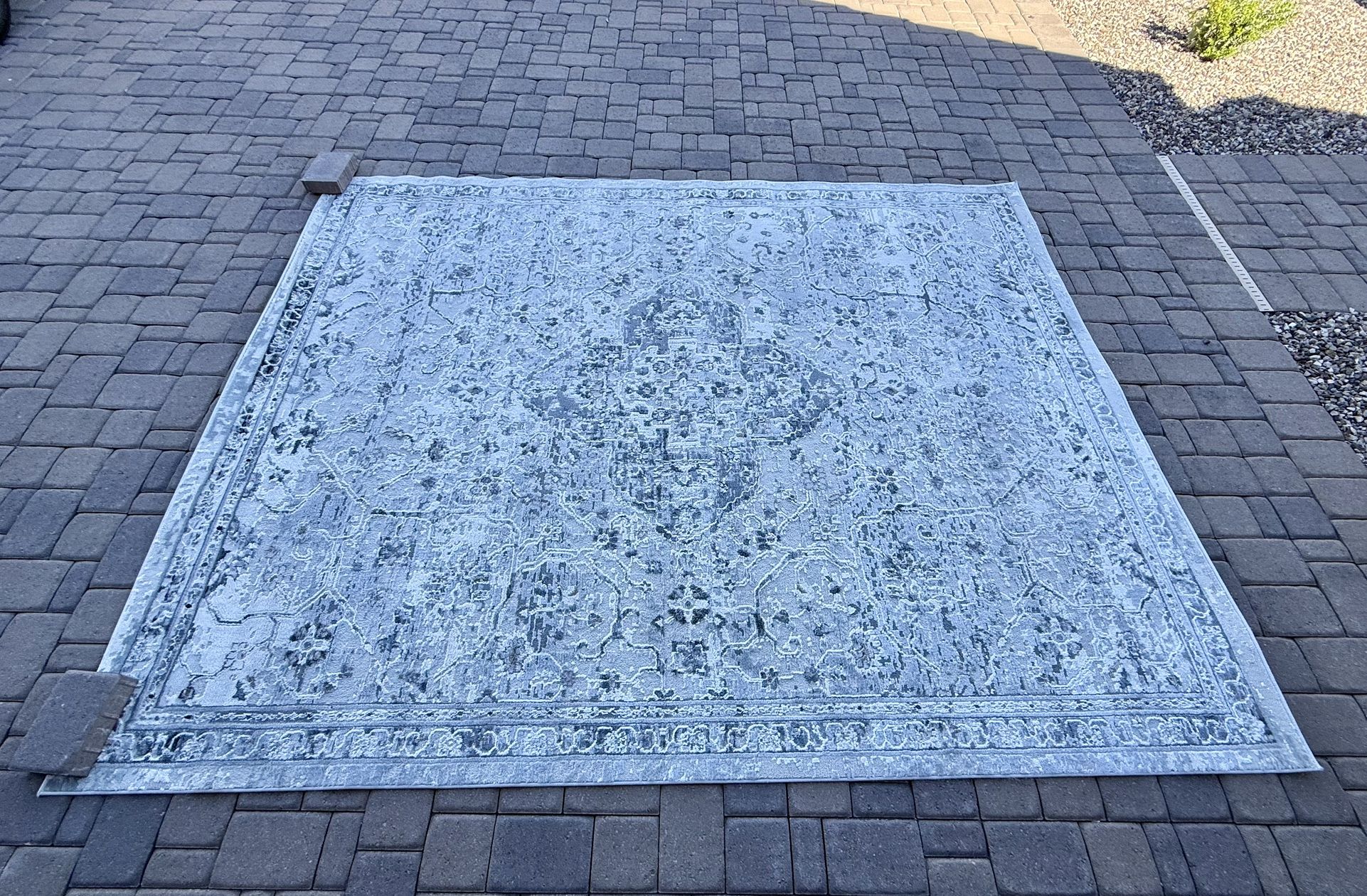 7’x10’ Grey White Area Rug