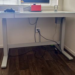 Desk Adjustable Standing !