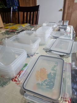 Set of 24 containers with airtight lids new in box