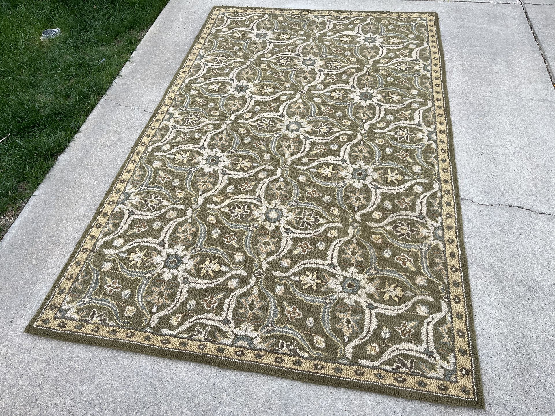 Beautiful Oriental Solid Wool Looped Area Rug (5’x8’)