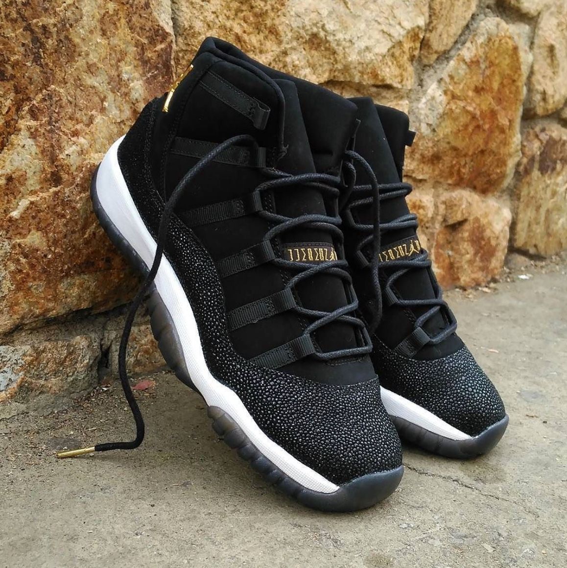 Women’s AIR JORDAN 11 RETRO PREM ( Size 7 ) 