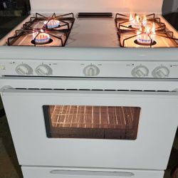 Preciosa Estufa De Gas Frigidaire Lista Para Usar Super Limpia Trabaja Muy Bien Los Cuatro Quemadores Y El Horno $150