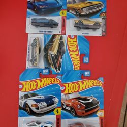 Hot Wheels  2 Ferraris. 1 Datsun 240. 1. 67Canaro 1. 70 DODGE