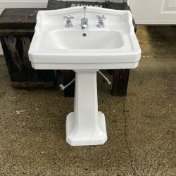 Bathroom pedestal sink