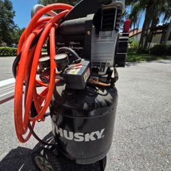 Husky 10 gallon air compressor with 25ft hose 135 max psi