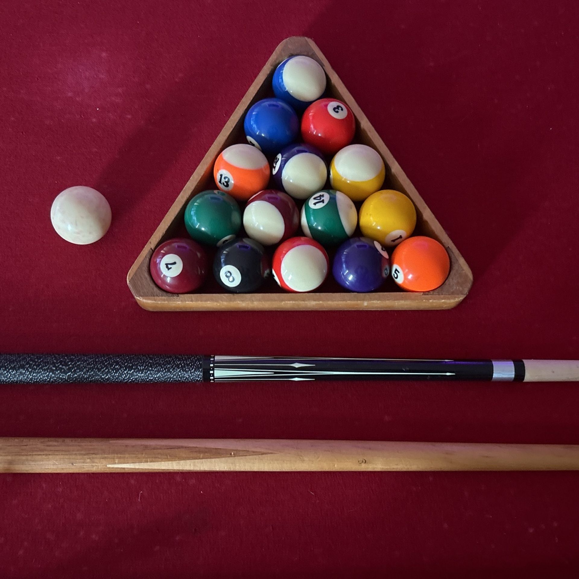 8 Ball Balls And Cues