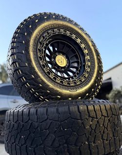 Vendo set de Rines para Toyota Tacoma Chevy Silverado Con llantas 285/70/17 En buenas condiciones