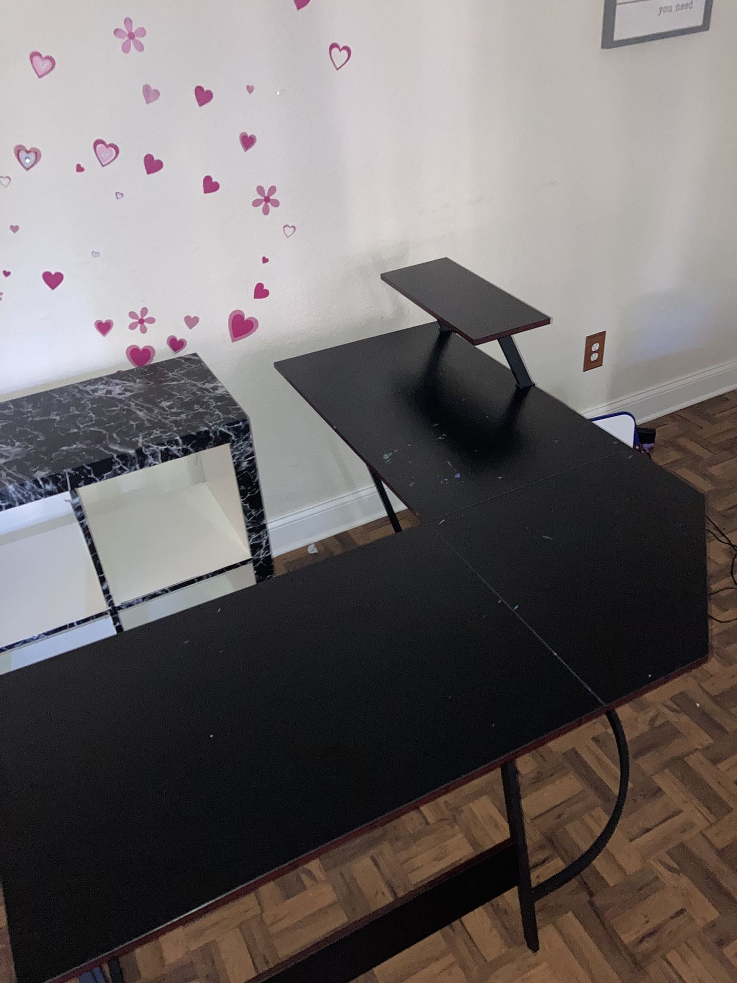 Corner desk to study or work.