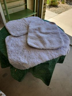 3 white bathroom rugs