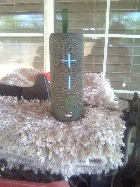 Hooked Bluetooth/FM Speaker