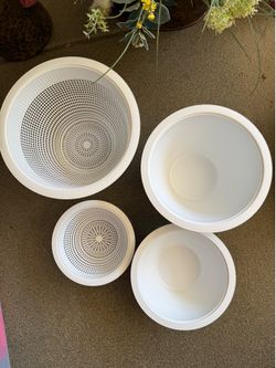 Like new Pampered Chef nesting bowls/colanders