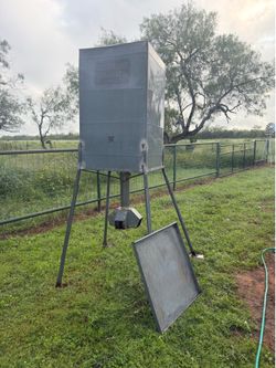 All season gravity deer feeder