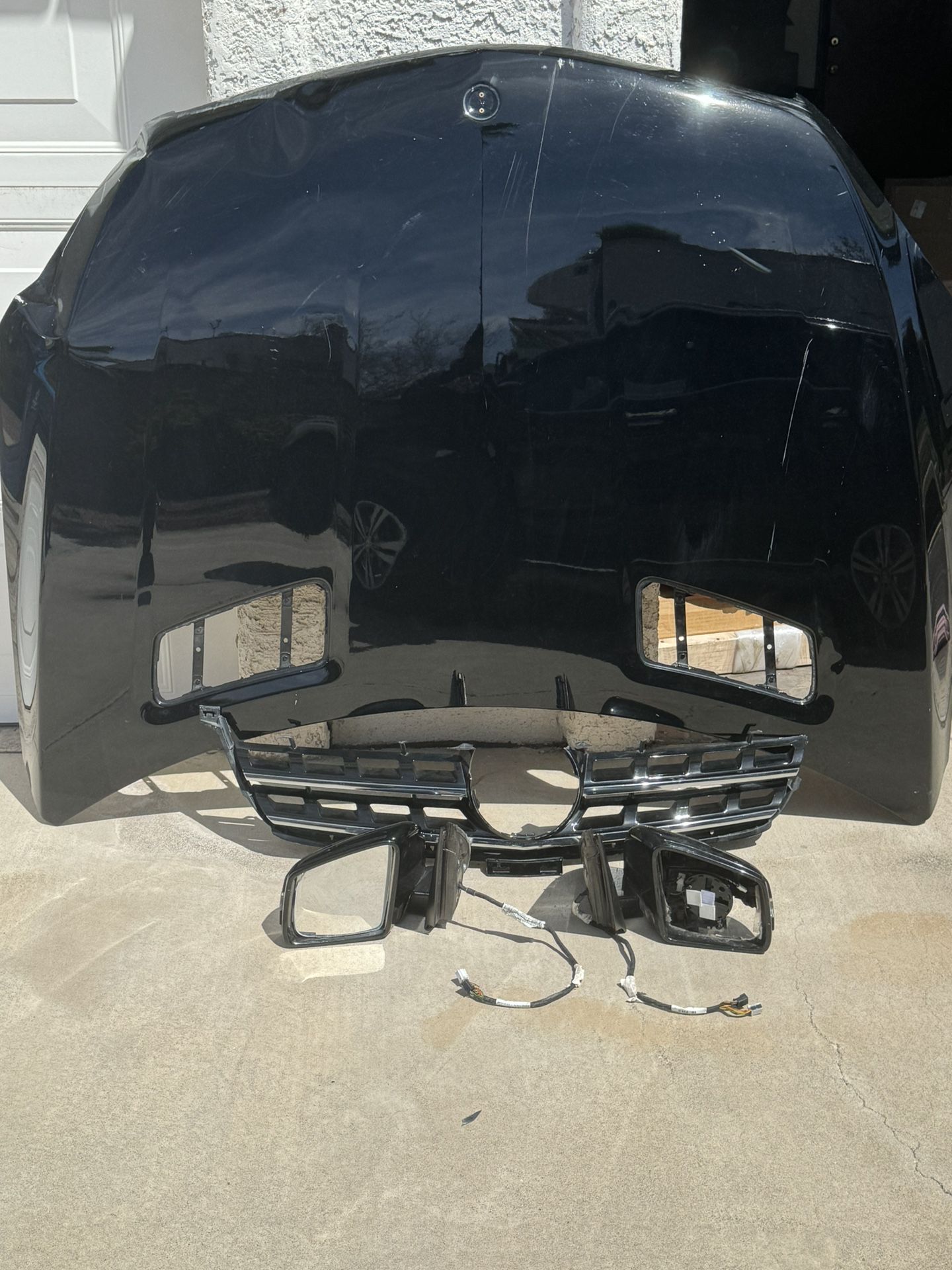 2015 Mercedes ML350 Hood, Grill, And Exterior Rearview Mirrors