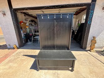 Entry bench with garage,like new,can deliver