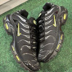 NIKE AIR MAX PLUS BLACK VOLT SIZE 10