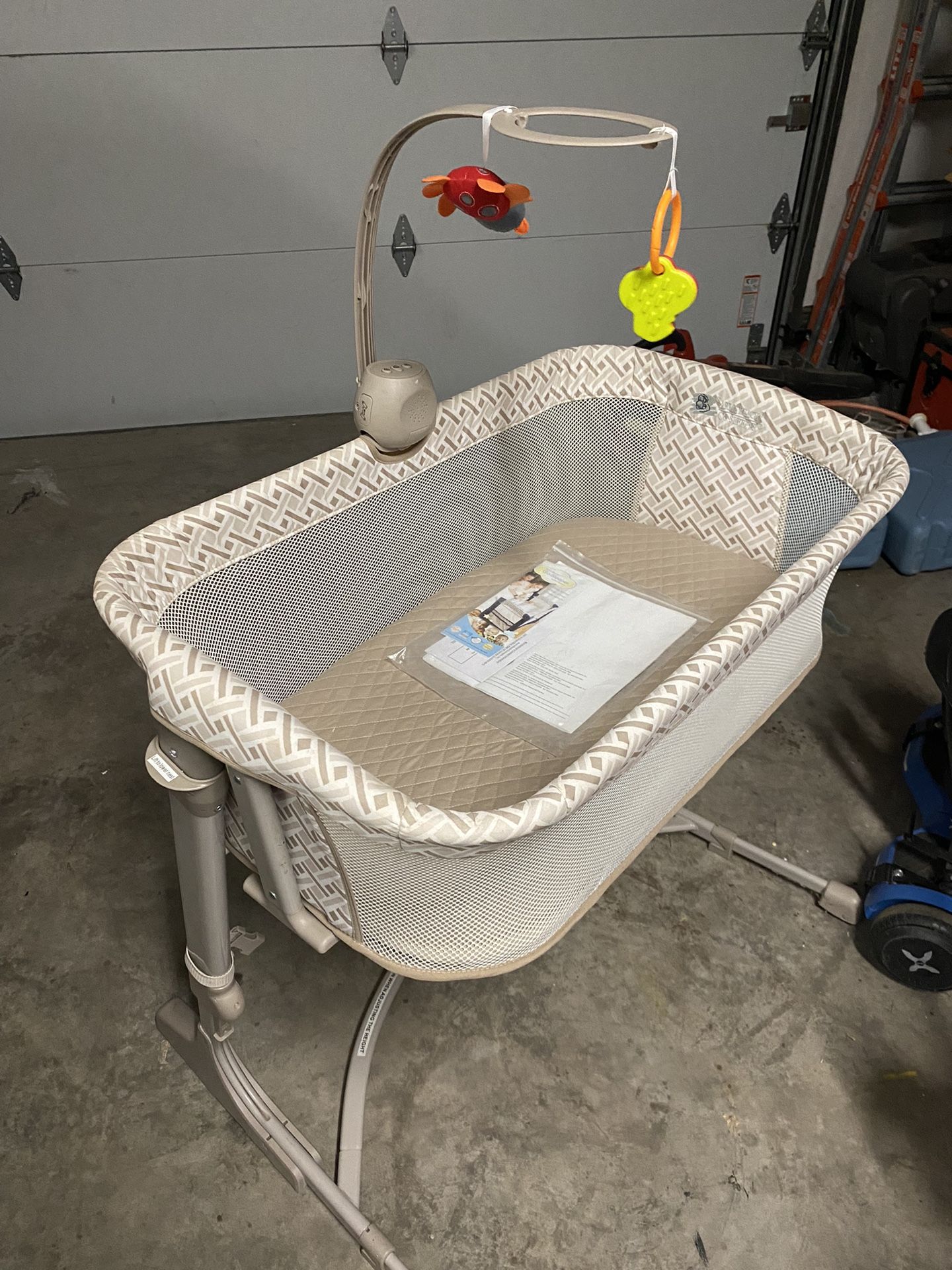 Arms Reach Bassinet 