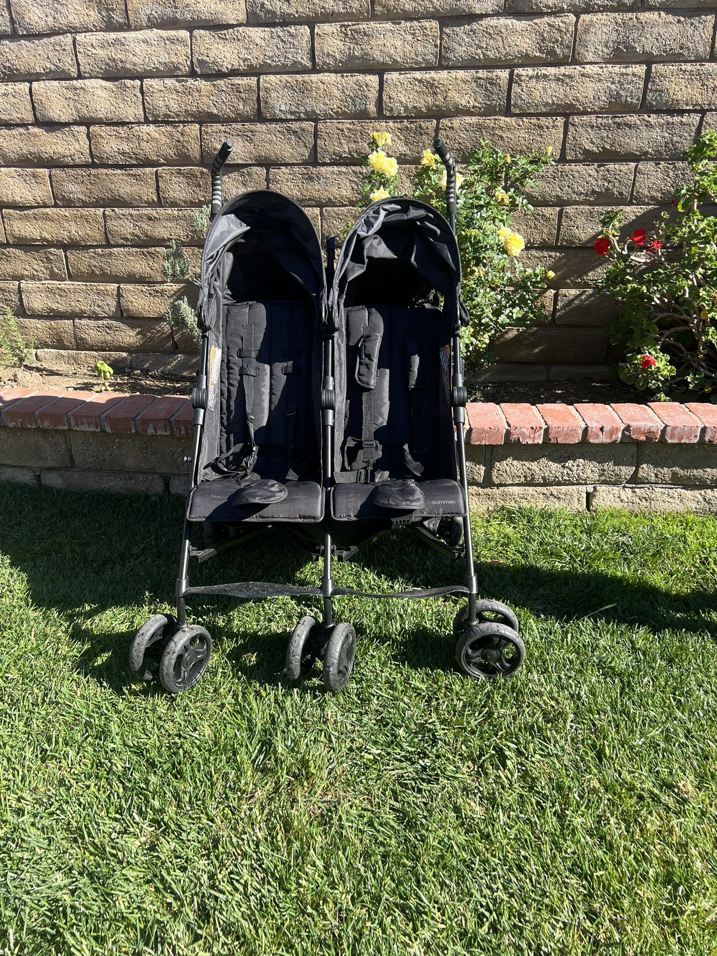 Summer Infant 3Dlite Folding Lightweight Side by Side Double Stroller with 5-Point Safety Harness for Infants and Toddlers, Black