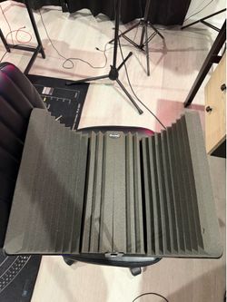 Microphone recording acoustic reflexive filter