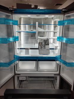 New Bosch 3-door French door refrigerator in excellent open-box condition. Fully functional and ready for installation.  High-end appliance with premi