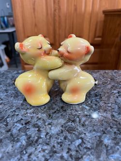 Vintage Van Telligen “Bear Hug” pair of salt and pepper shakers.  Size approximately 3 1/2 inches tall.  Preowned some minor pair wear due to age on t