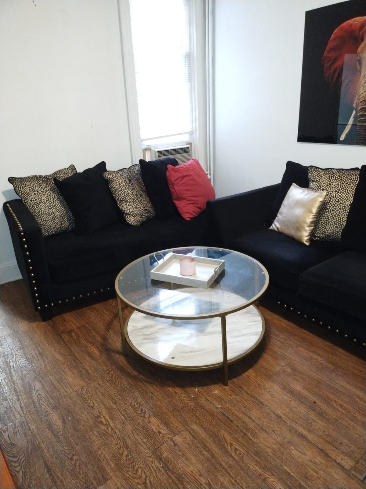 SOFÁ / MINI FRIDGE / COFFEE TABLE