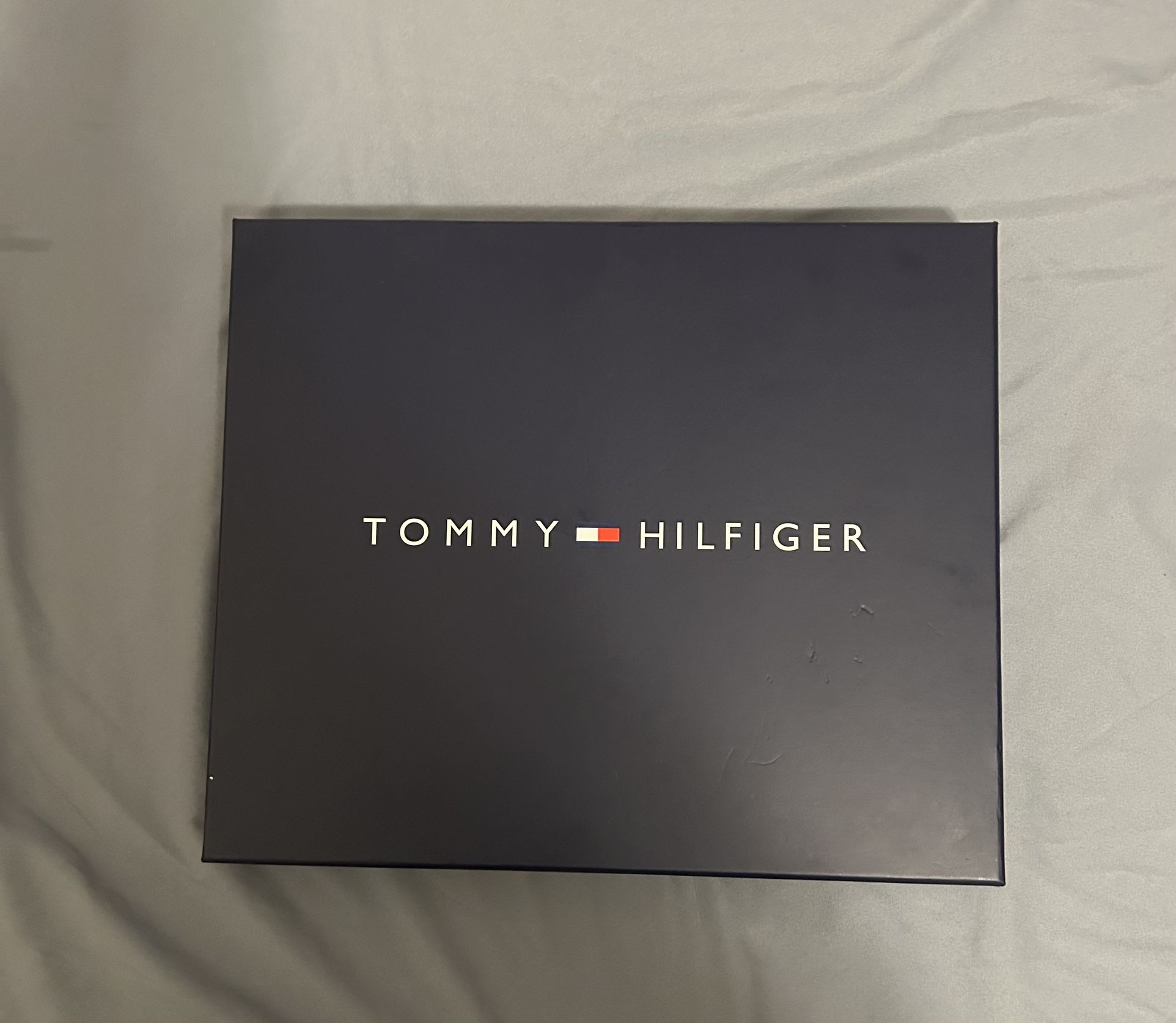 TOMMY HILFIGER hat and Scarf Set.