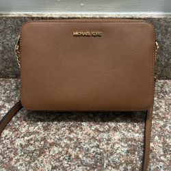New Michael Kors Crossbody For Sale.. 