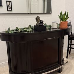 Beautiful solid wood bar with 2 bar stools