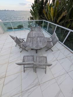 Teak table and chairs lounge