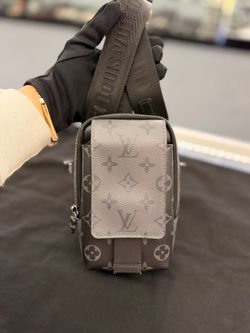 Louis Vuitton Double Phone Pouch (WMP018215)