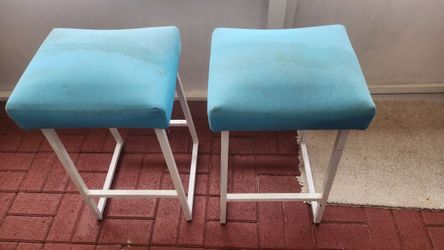 2 Bar Stools needs cleaning