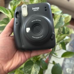 Instax Mini 11 Polaroid Camera