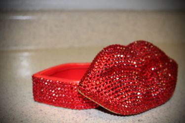 Red rhinestone lips tray