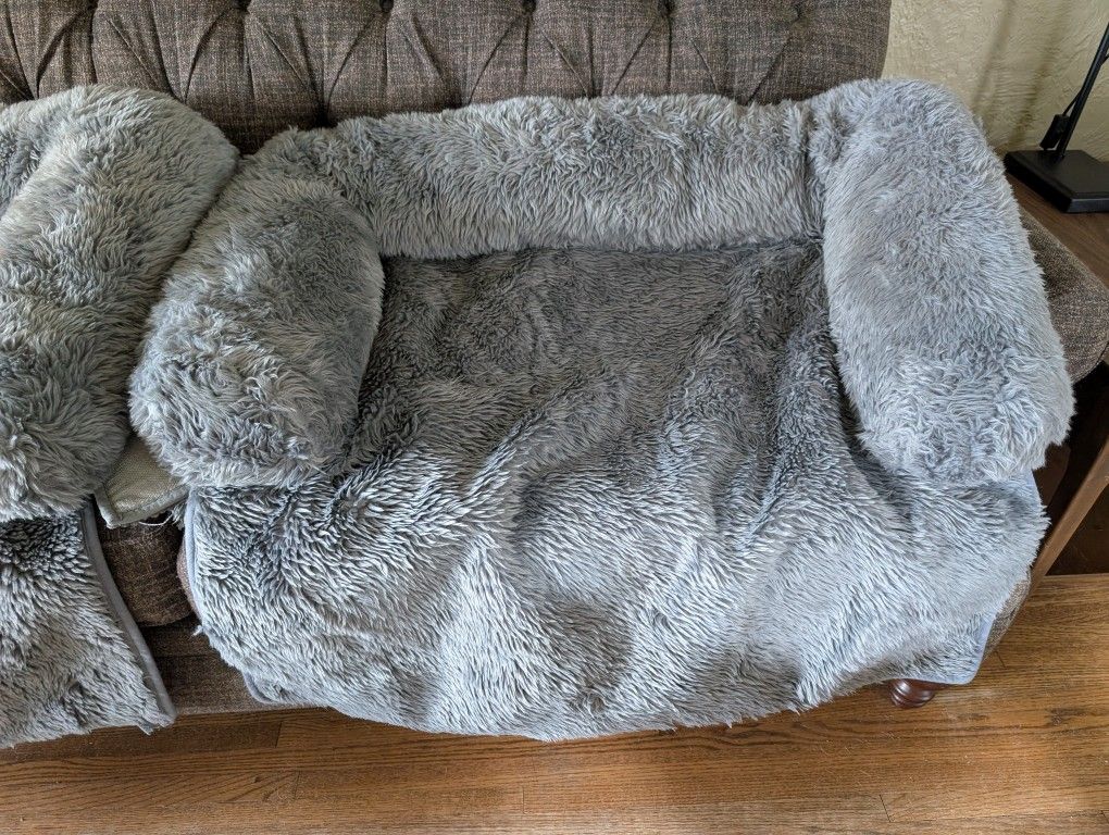 Gray Furry Dog Beds For Couch From https://offerup.com/redirect/?o=UGF3LkNvbQ==