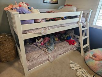 Twin bunk bed