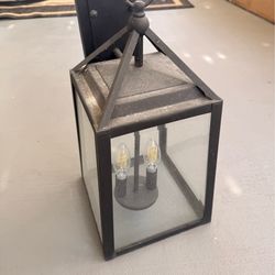 Outdoor light with light bulbs