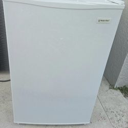 Magic Chef 2.7 CU FT Refrigerator 