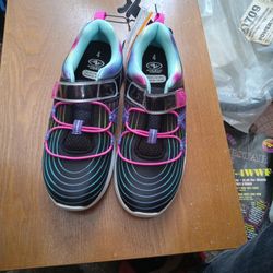 Athletic Works Girls Low Top Light up Sneakers!https://offerup.com/redirect/?o=U3ouNC5OZXc= Never Worn!