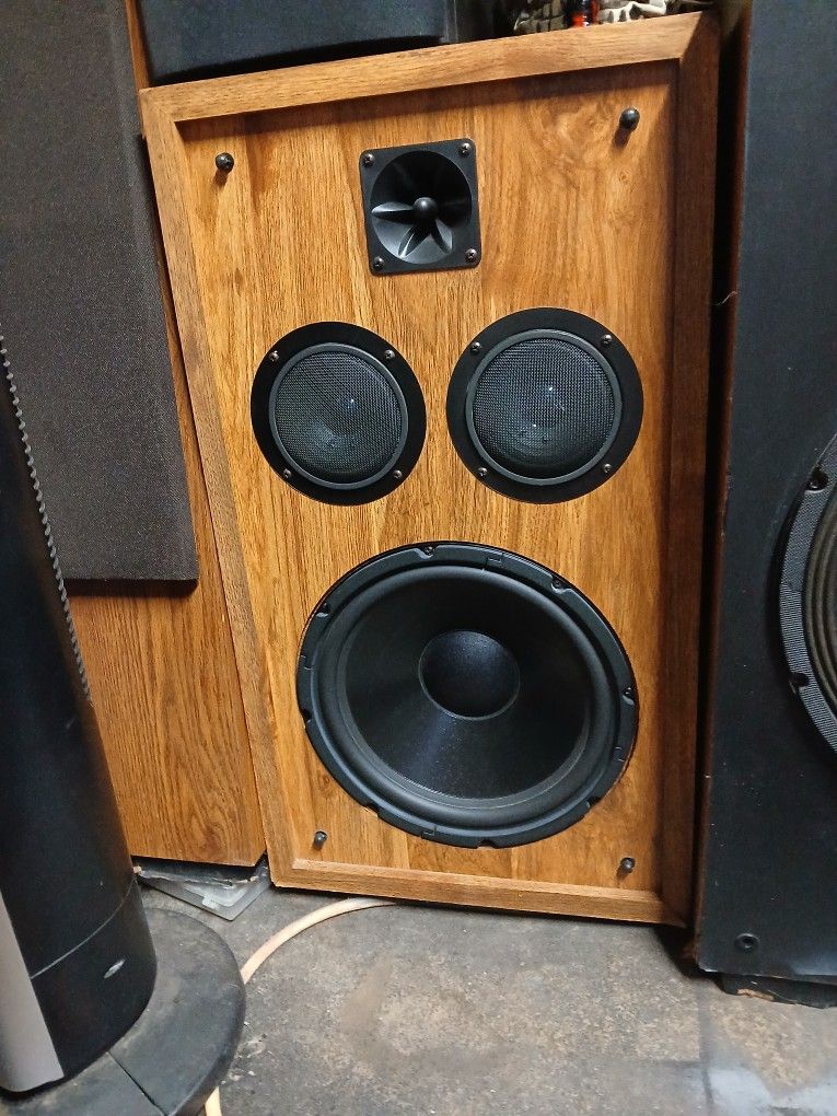Vintage Omega Z 7000 Floor Speakers