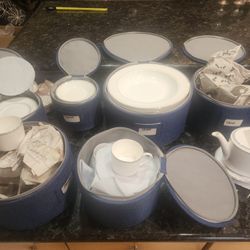 Wedgwood Vera Wang Grosgrain Bone China 76 Pieces