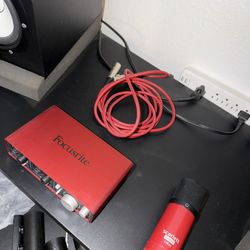 Focusrite Scarlett 2i2 Interface + Mic