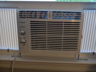 Frigidaire 5000 BTU Window AC unit- 1 week old