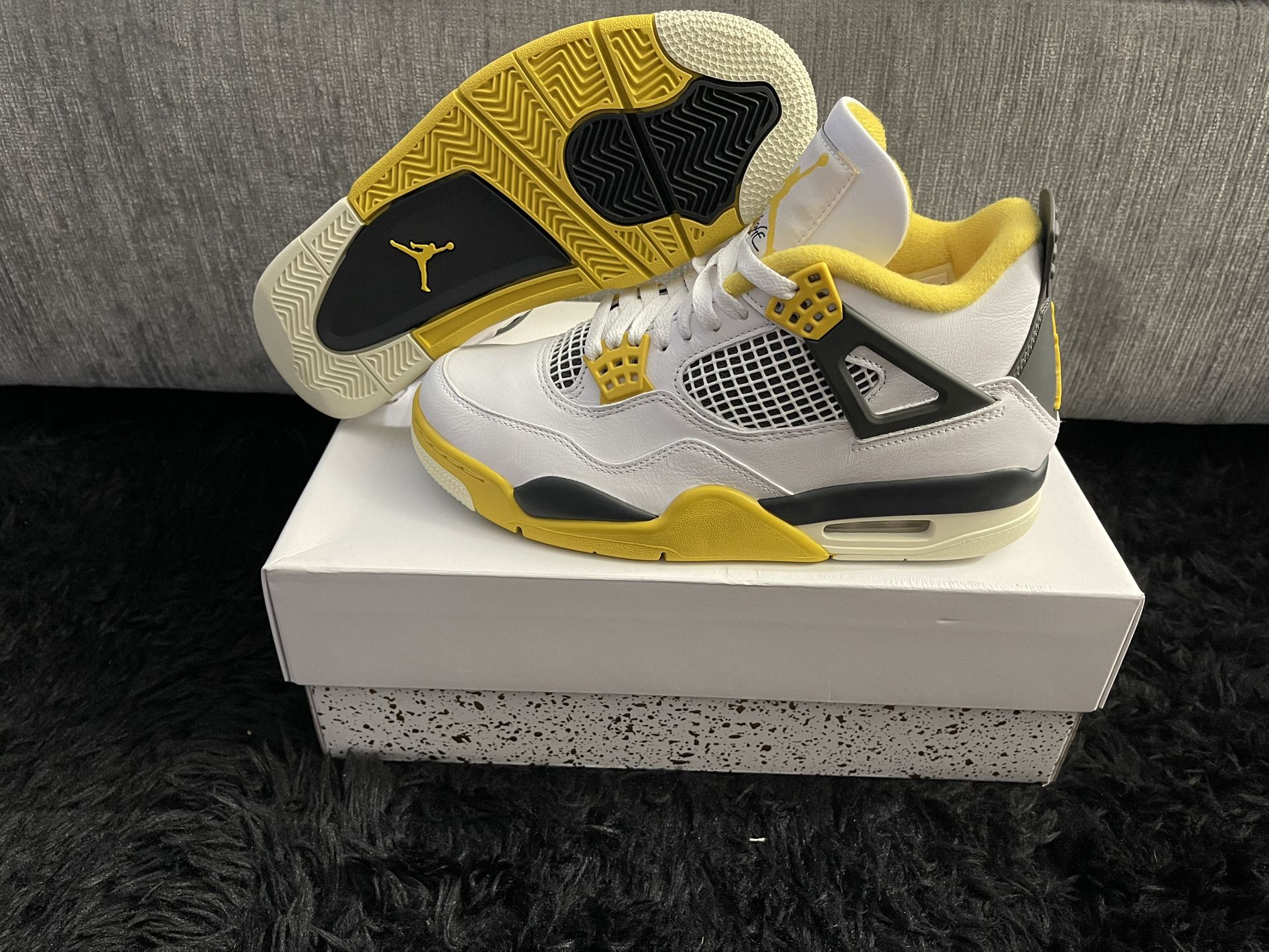 Air Jordan 4 Vivid Sulfur Multiple Sizes