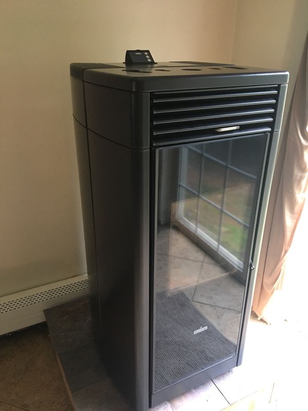Italian pellet stove Ravelli rv 100 for Sale in Naugatuck, CT OfferUp