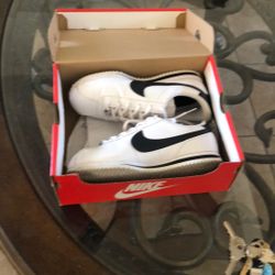  Nike Leather Shoes SZ. 5 Youth 