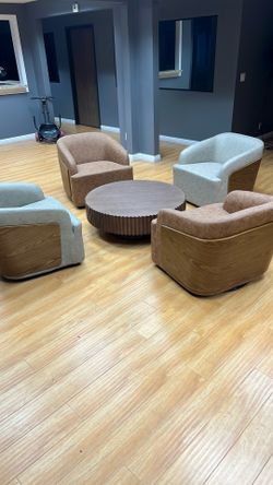 Chairs with round table