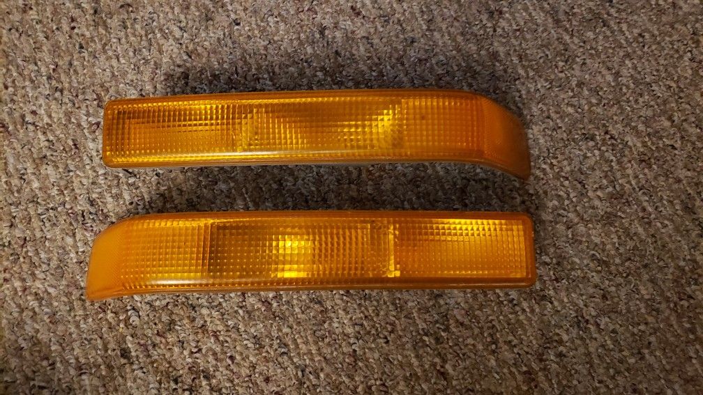 94-04 Chevy S10/ Left and Right Park/Turn Signal Pt#16524256, 16524255
