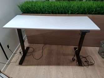 Electric standing desk