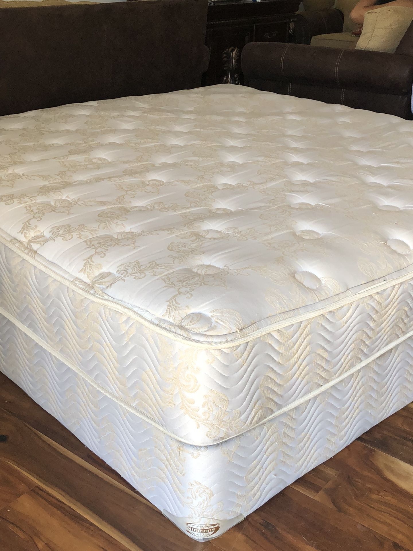 USED SIMMONS BEAUTYREST KING SIZE MATTRESS AND BOX SPRING